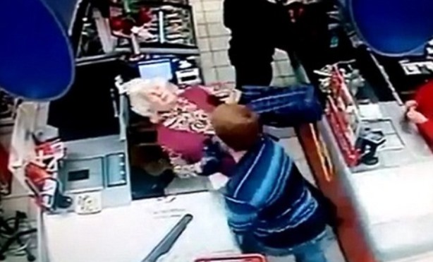 レジに並ぶ61歳女性がいきなりぶん殴られる衝撃監視カメラ映像が話題に（動画有）