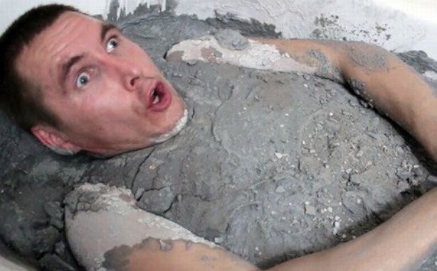 コンクリート風呂に浸かって死にかけるおバカな笑劇映像
