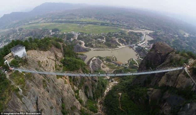 怖すぎる全面フルシースルーの話題の吊橋がついに完成（画像）…中国