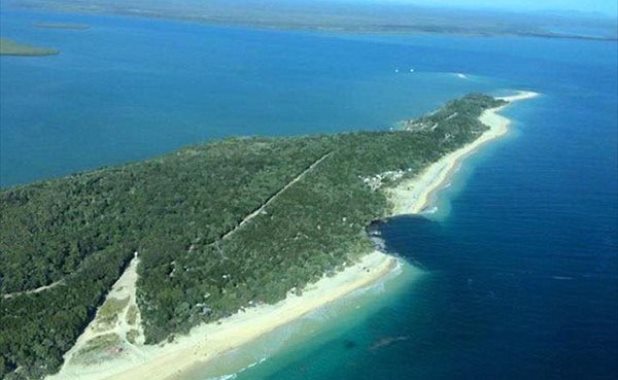 オーストラリアのビーチに開いた１００メートルの巨大な穴（画像） 怖えぇえええΣ(ﾟДﾟ； / 豪州レインボービーチが突然陥没