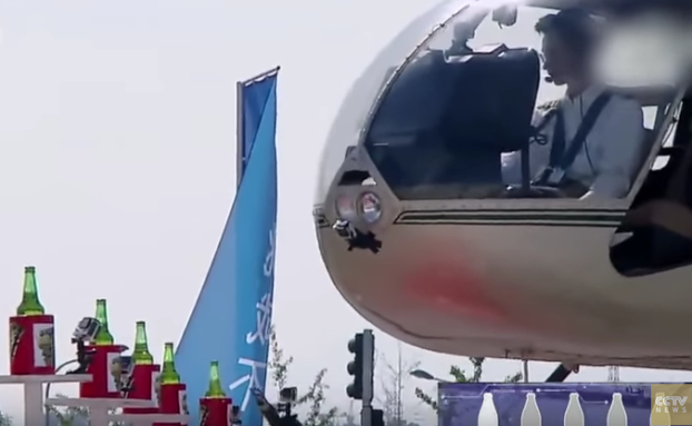 ヘリコプターを操縦して4本のビールの栓を抜く凄腕パイロットの神業映像が話題（動画）